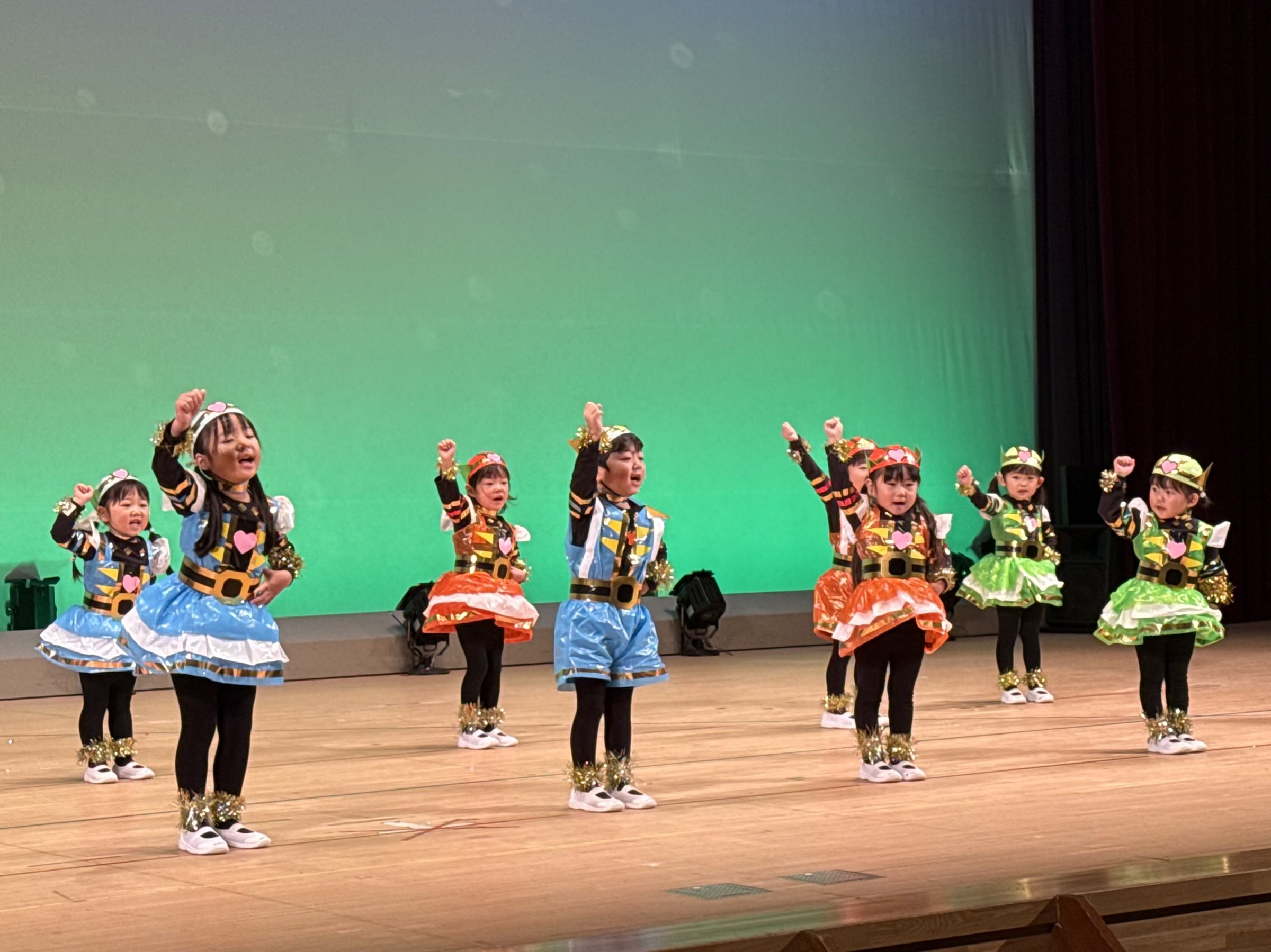 お遊戯会で踊る子どもたち