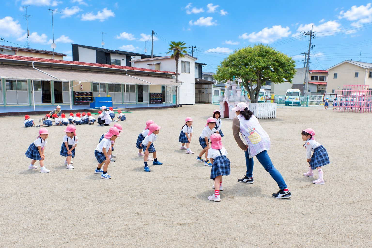 園庭で体操をする子どもたち