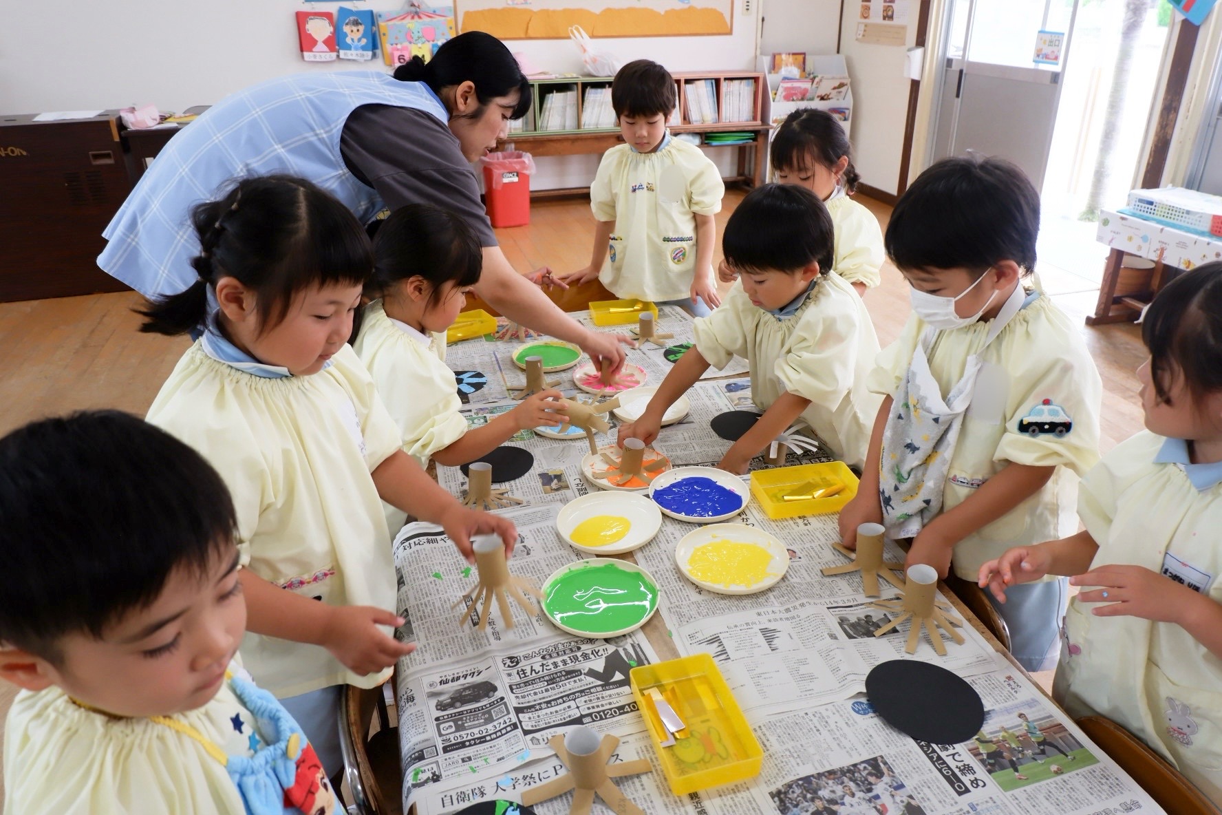異年齢で制作をする子どもたち