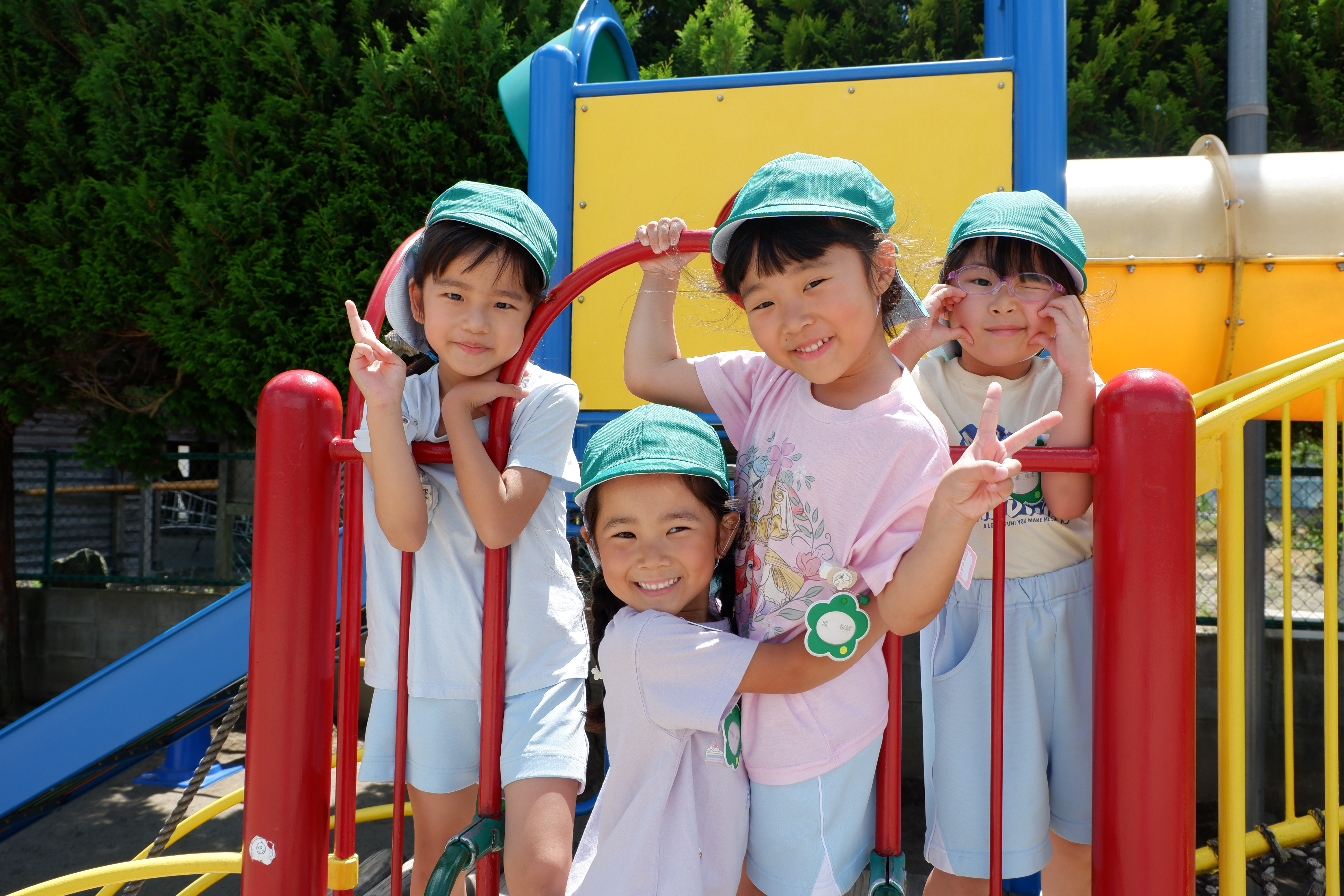 遊具で遊ぶ子どもたち