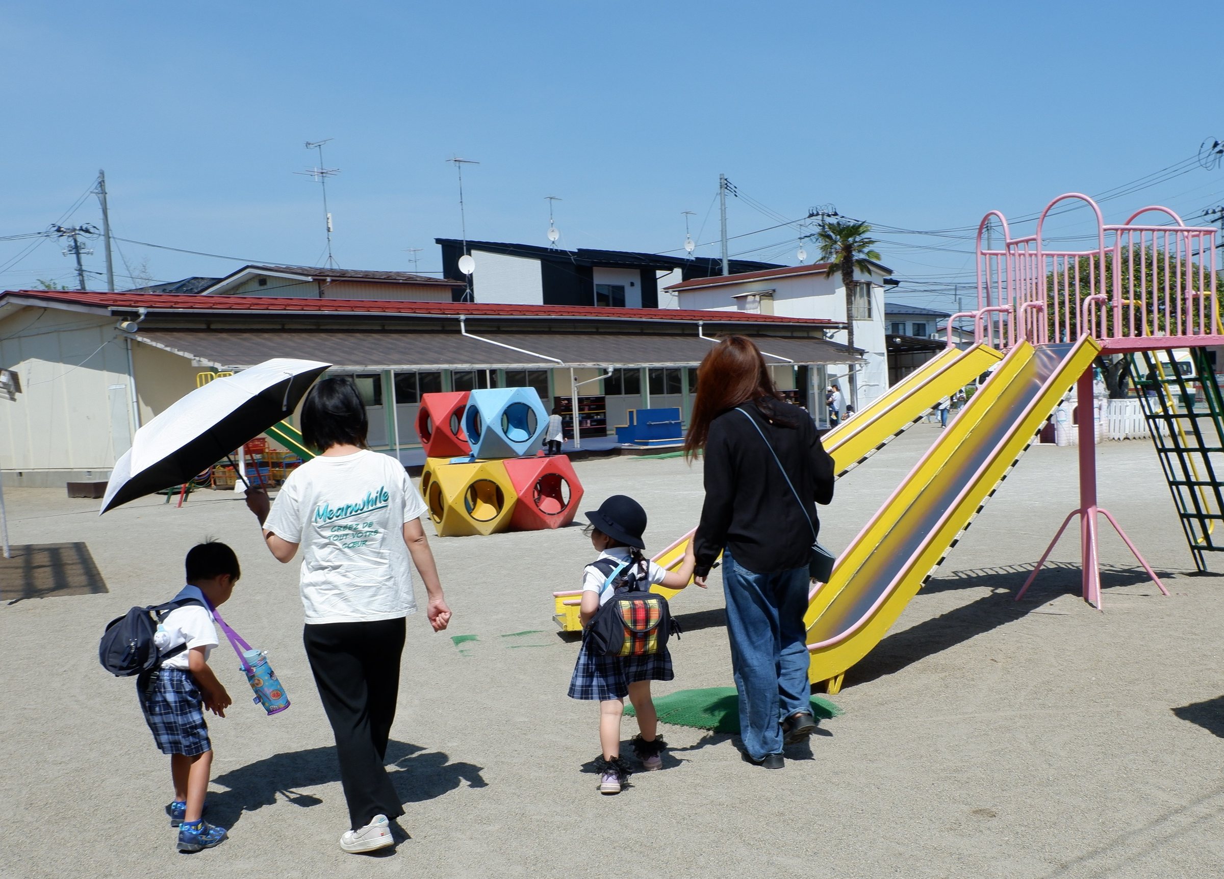お迎えで降園する子どもたち
