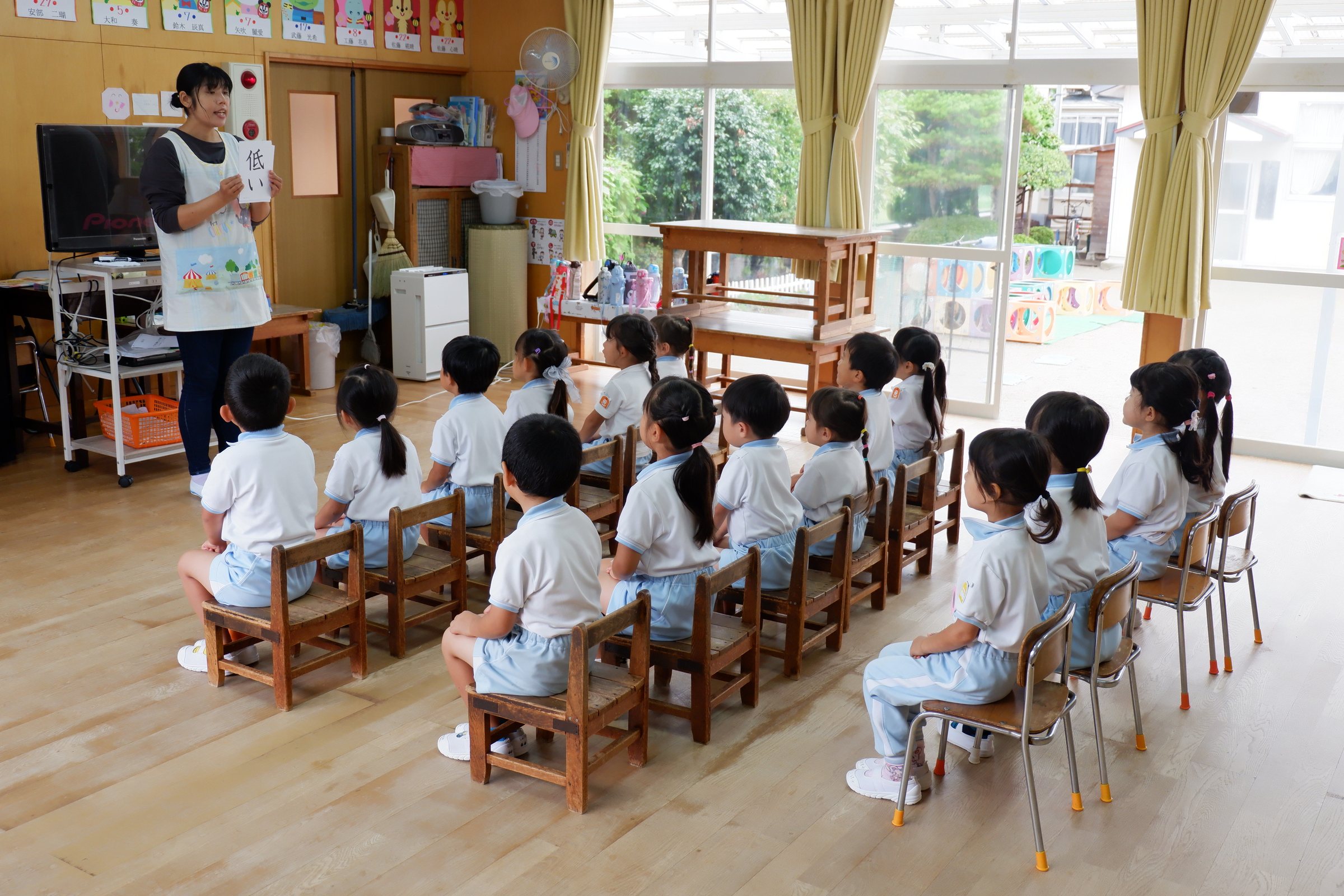 先生の話を聞く子どもたち
