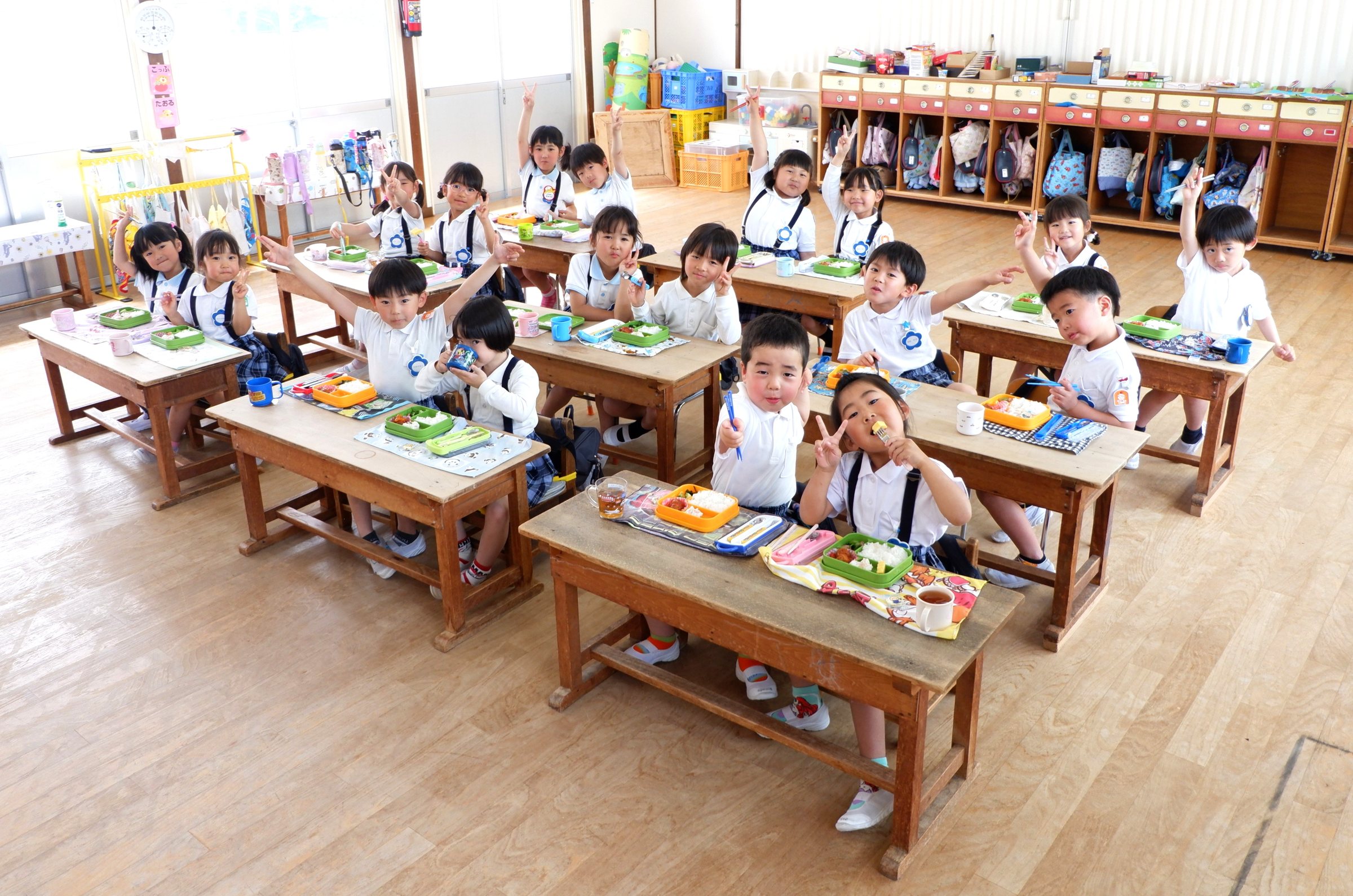 給食を食べる子どもたち