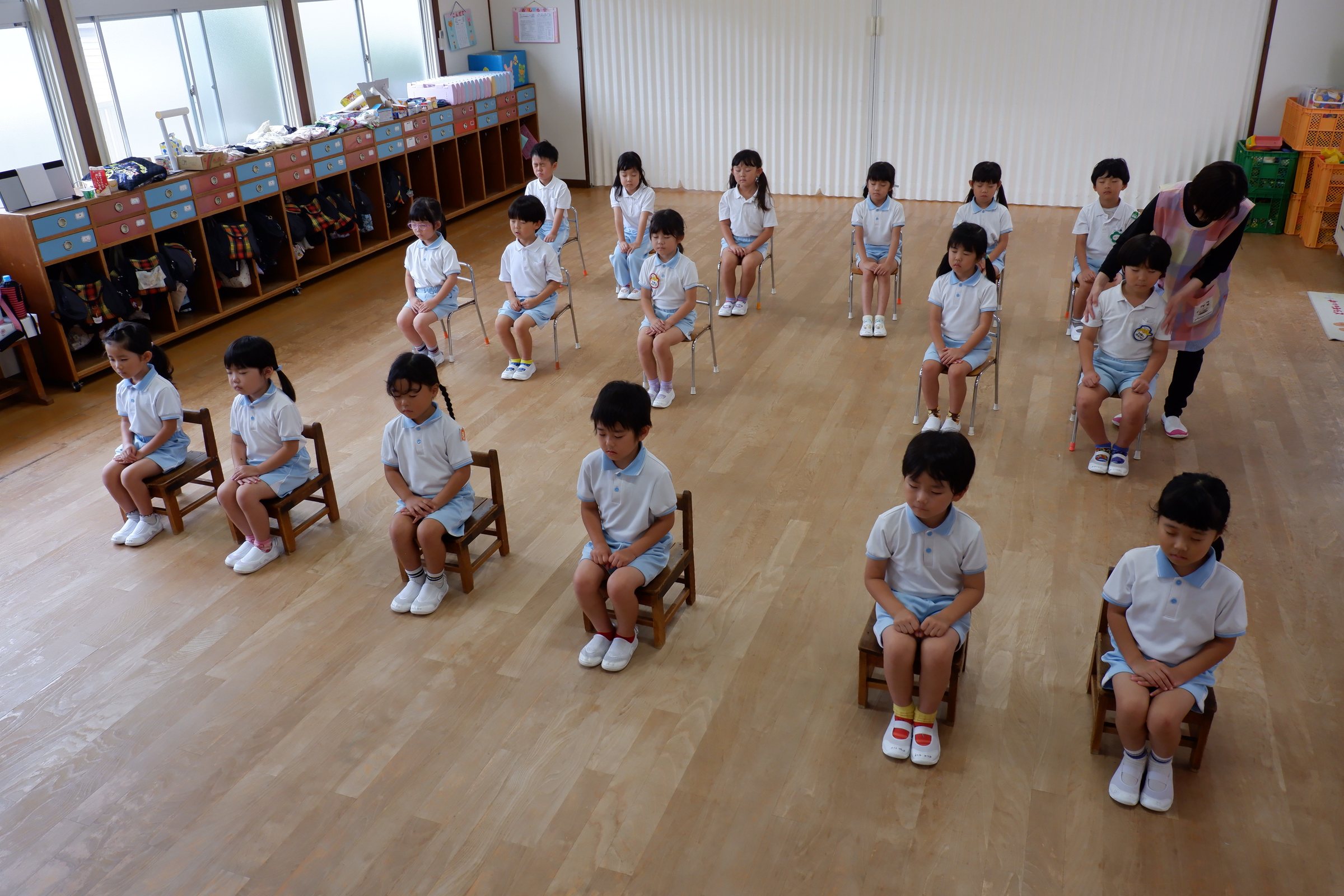 椅子に座って姿勢を正す子どもたち