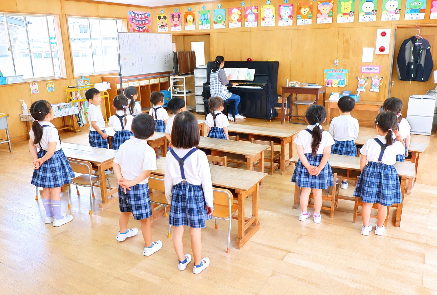 朝の集まりで歌を歌う子どもたち