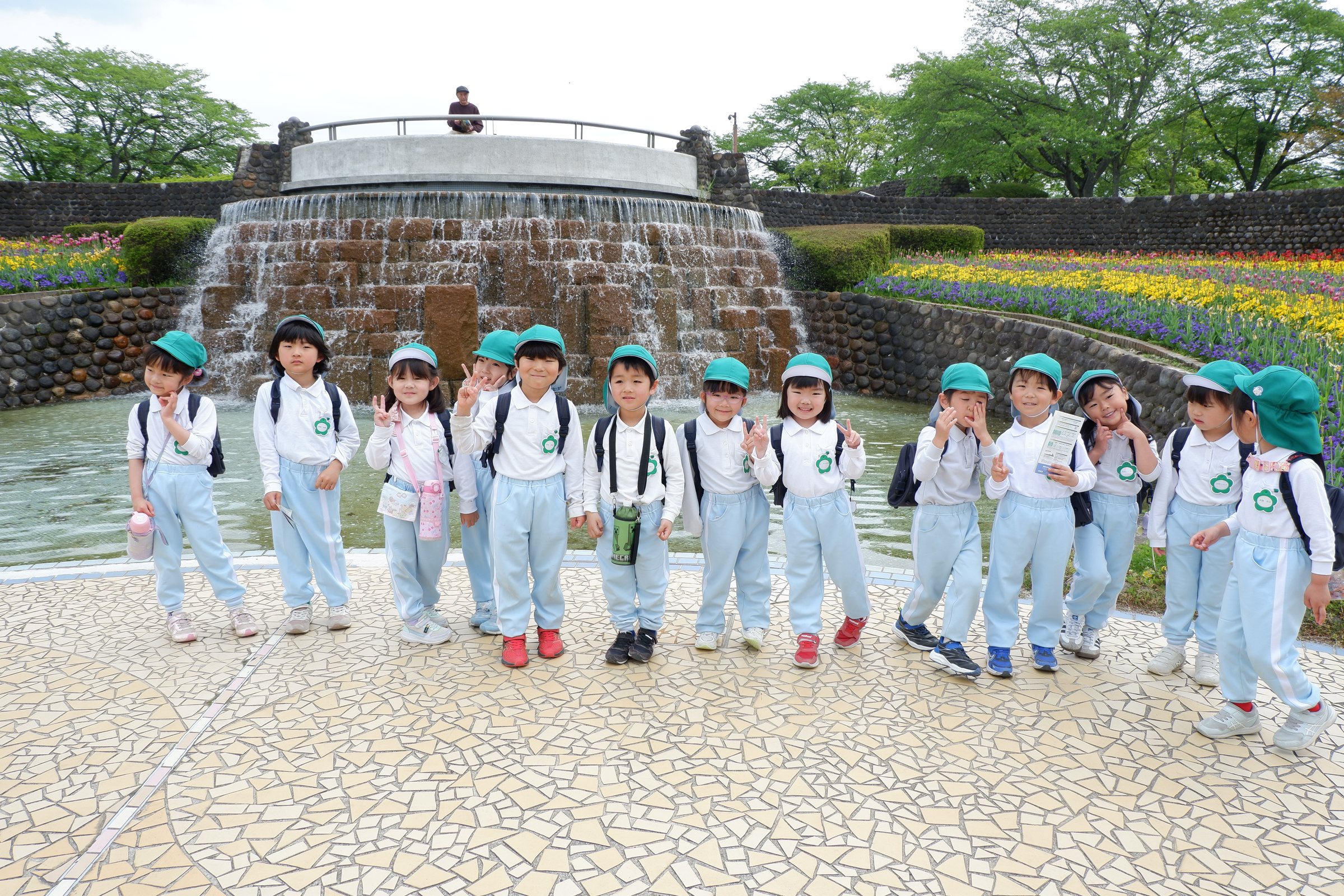 親子遠足で記念撮影をする子どもたち