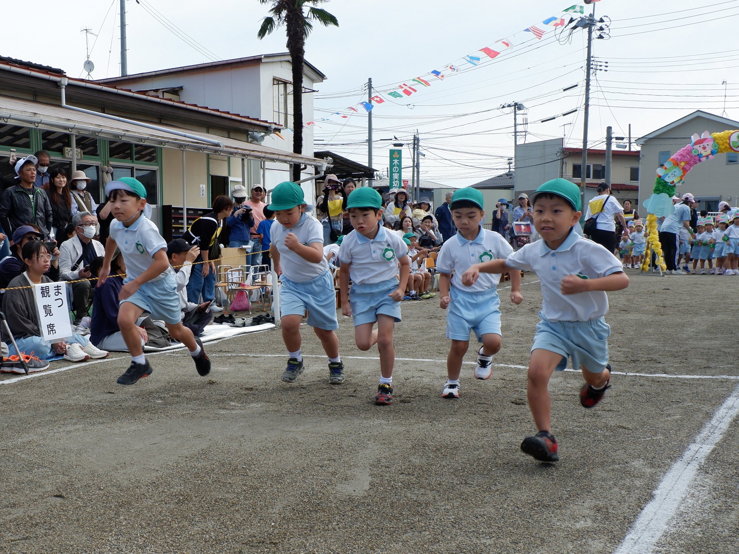 運動会でかけっこをする子どもたち