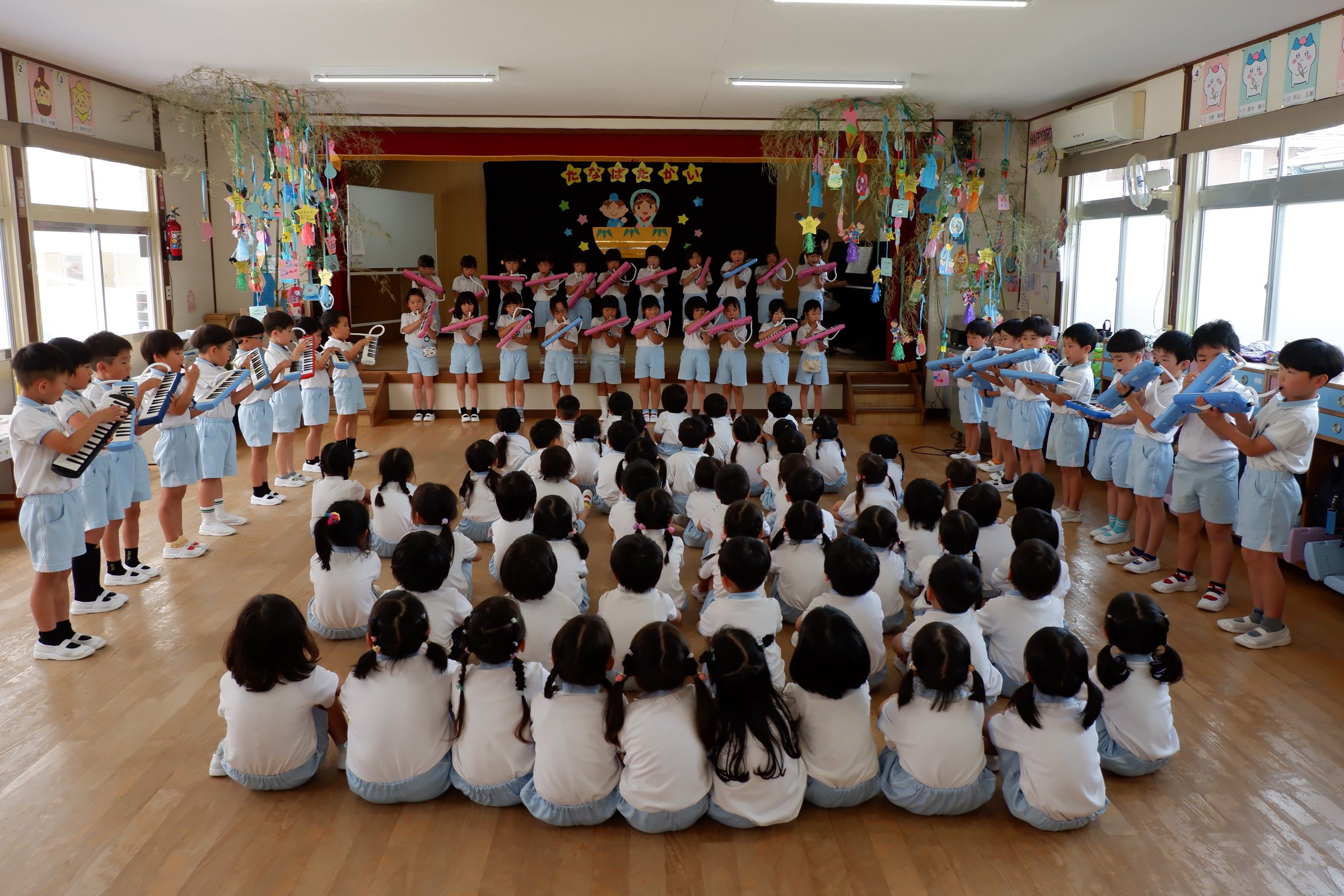 七夕の会で演奏する子どもたち