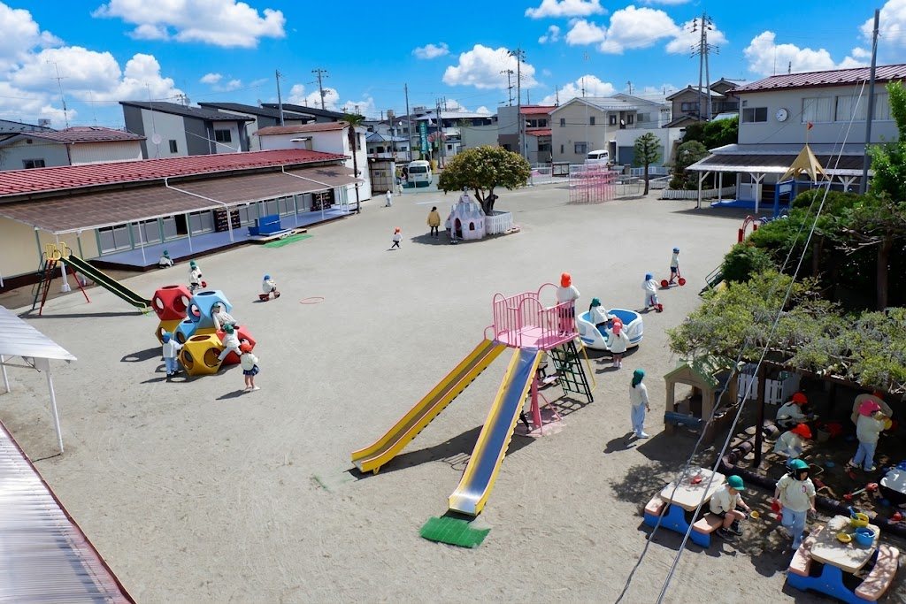 遊具が並ぶ広い園庭