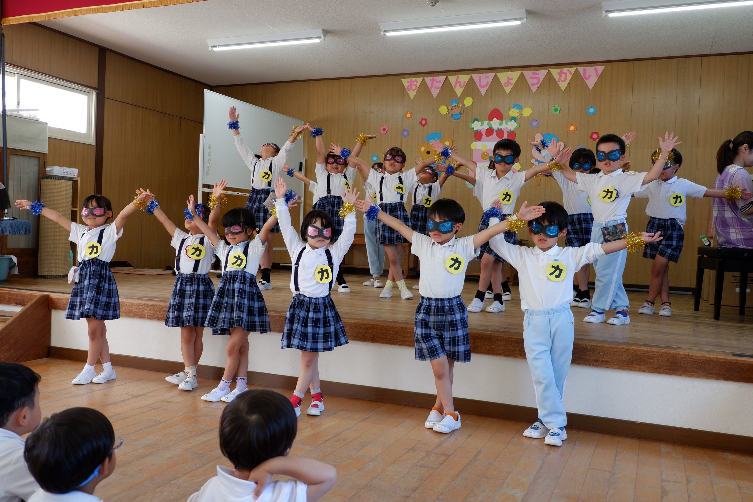 発表会で演技する子どもたち