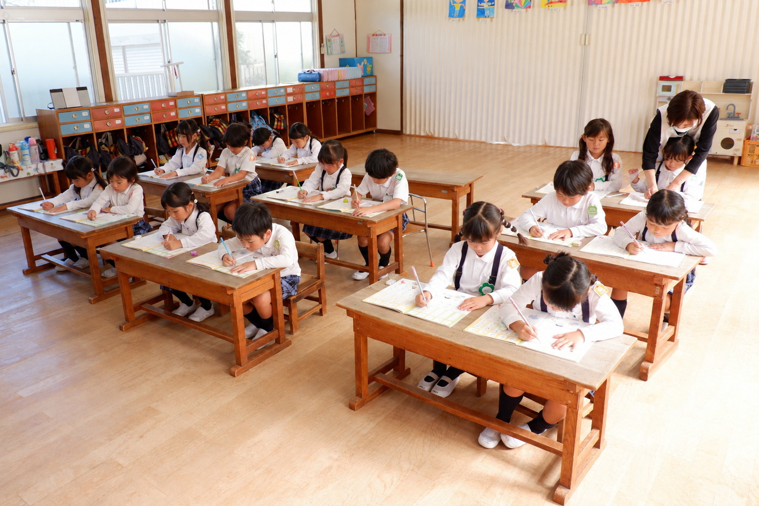 木の実幼稚園で勉強している子供たち