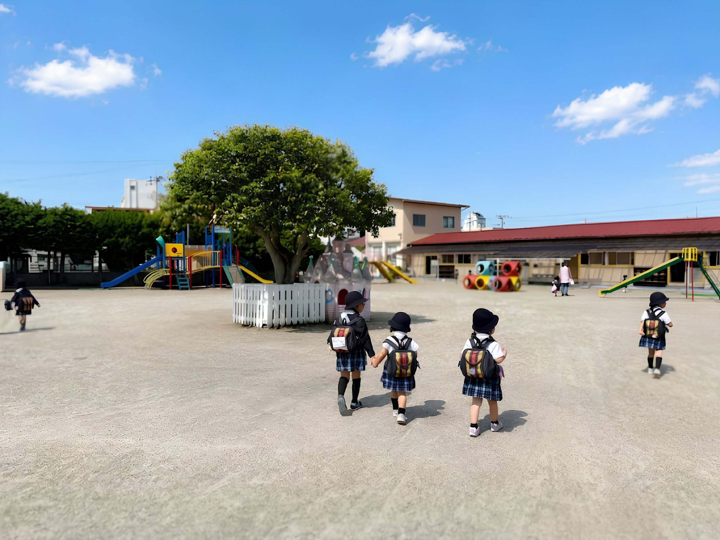 園庭を歩く子どもたち