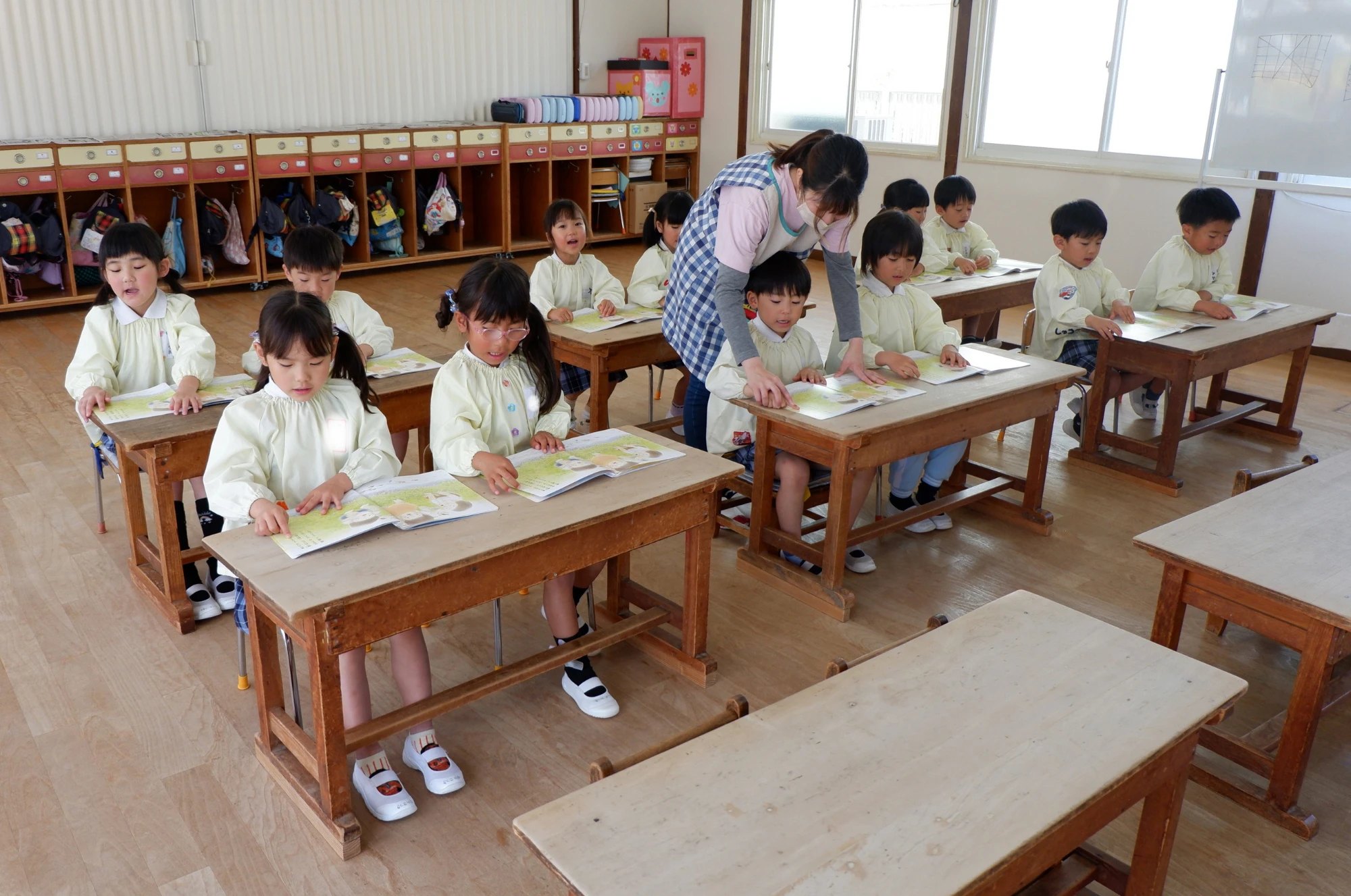 絵本や教材に触れる子どもたち