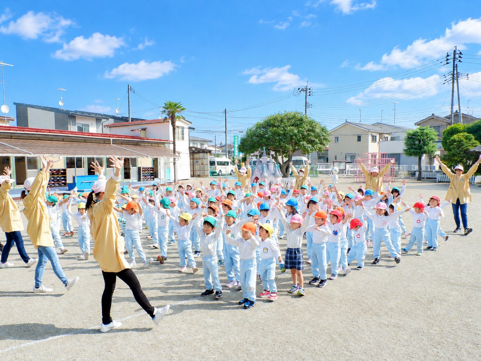 園庭で体操をする子どもたち