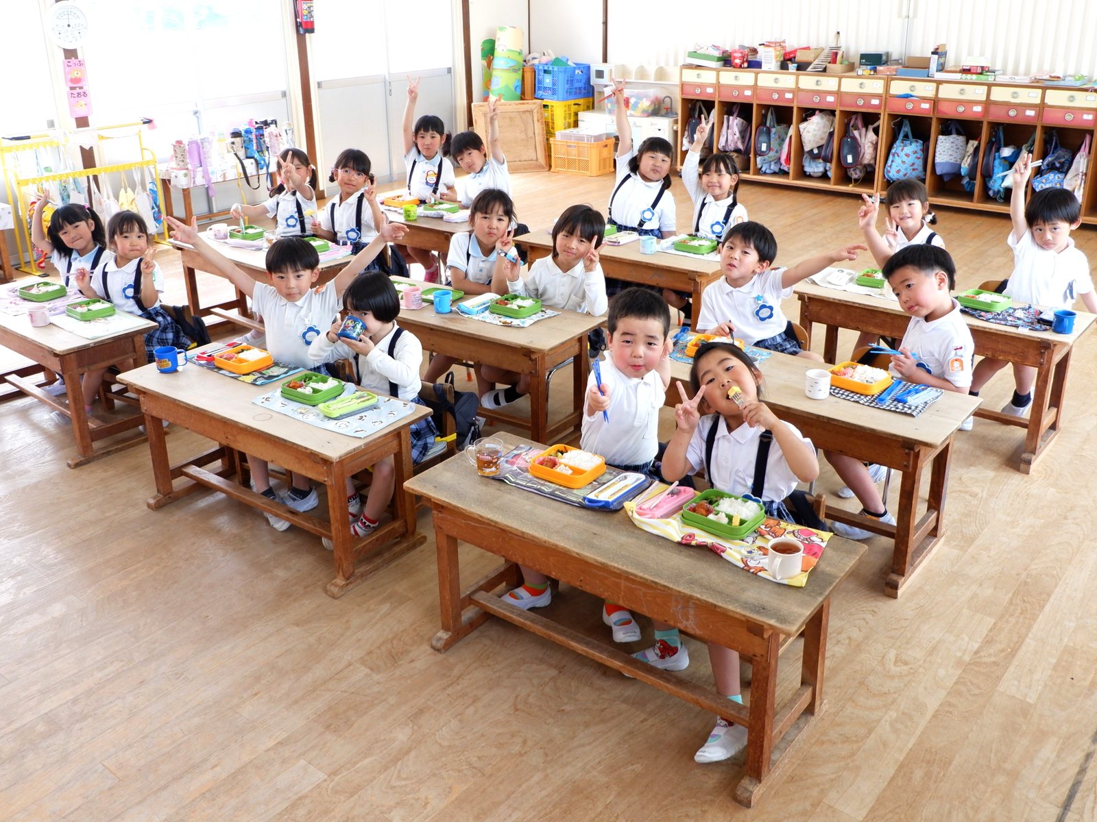 給食の時間に手を挙げる子どもたち